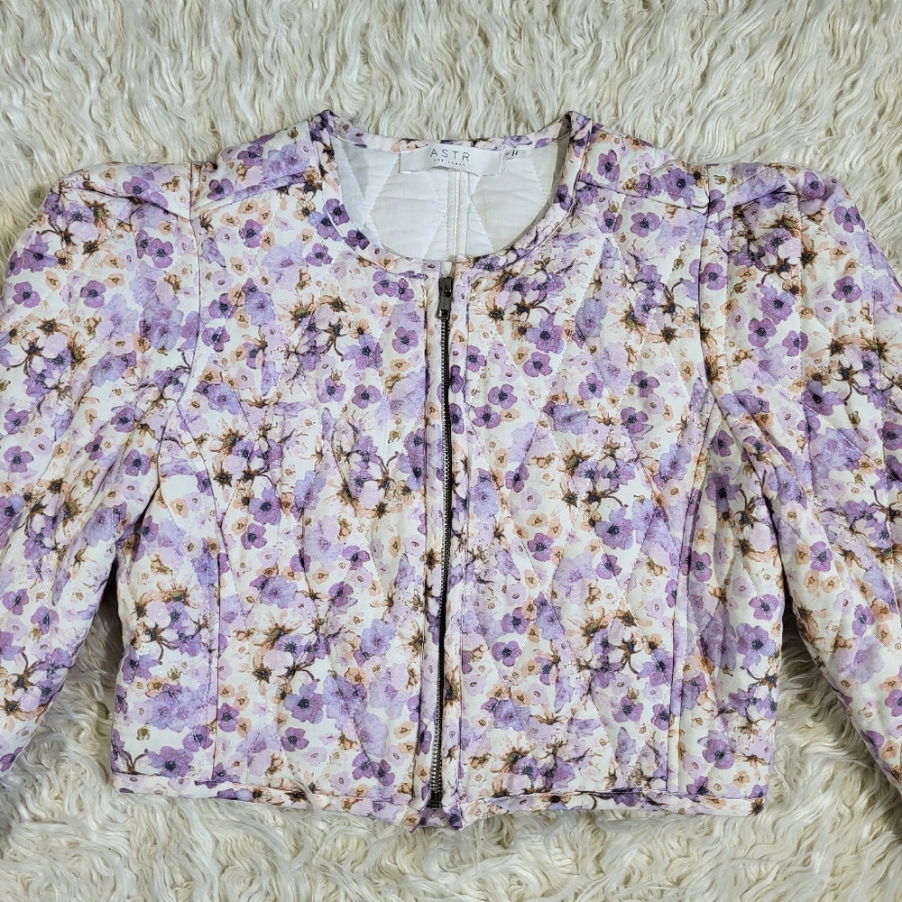ASTR BREA FLORAL QUILTED CROPPED PUFF SLEEVE JACKET - SIZE SMALL - Picture 3 of 16